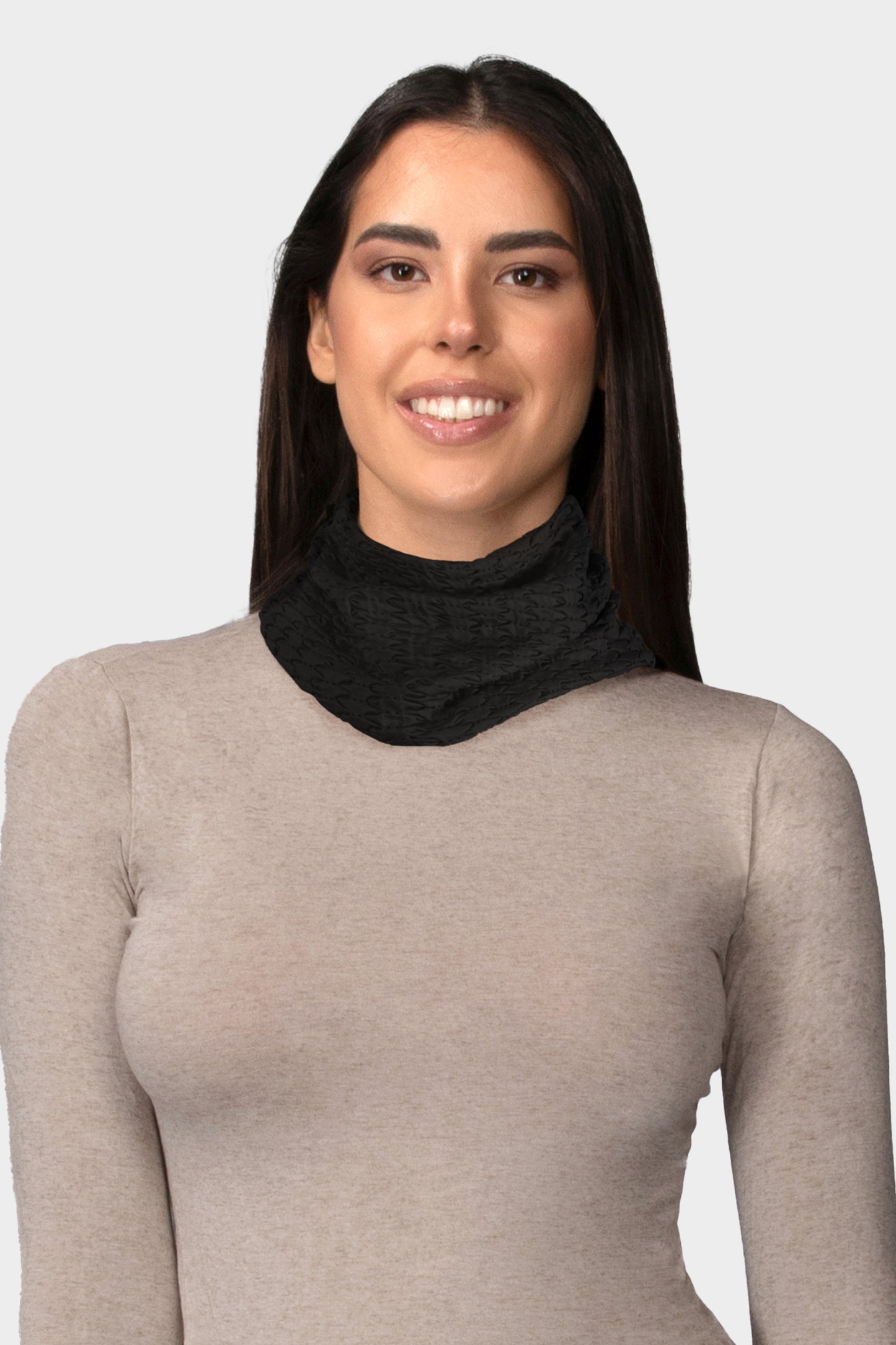Donna sorridente che indossa lo scaldacollo LOGYKO di colore nero