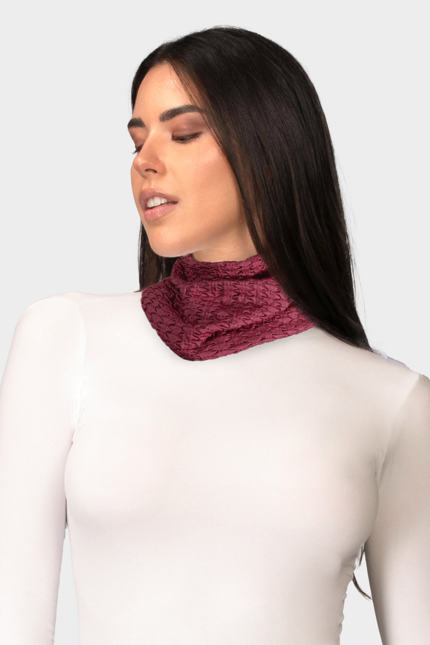 Donna sorridente che indossa scaldacollo colore bordeaux