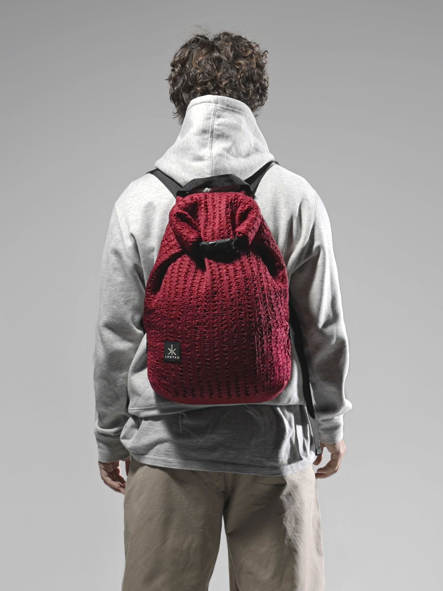 Zaino Helium di LOGYKO color bordeaux indossato da un ragazzo di spalle