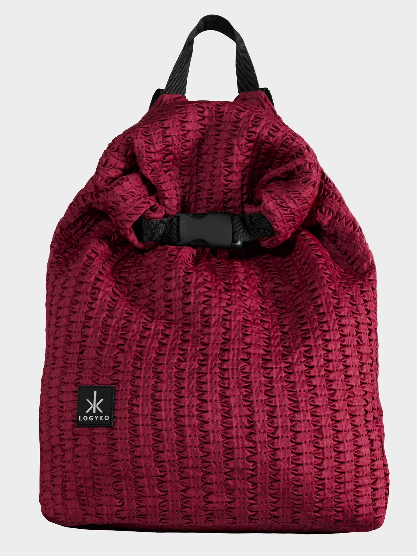 Zaino Helium di LOGYKO color bordeaux visto frontalmente. Il tessuto morbido ha una trama 3D e una chiusura roll top