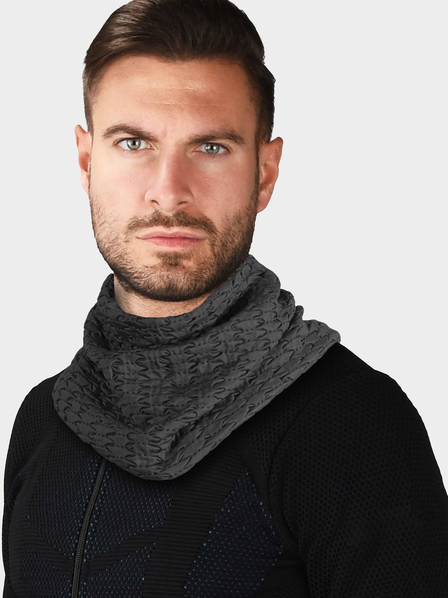 Uomo che indossa lo scaldacollo LOGYKO di colore nero