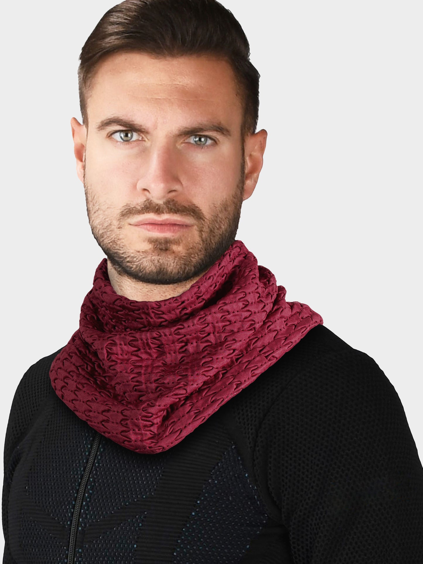 Uomo che indossa scaldacollo colore bordeaux