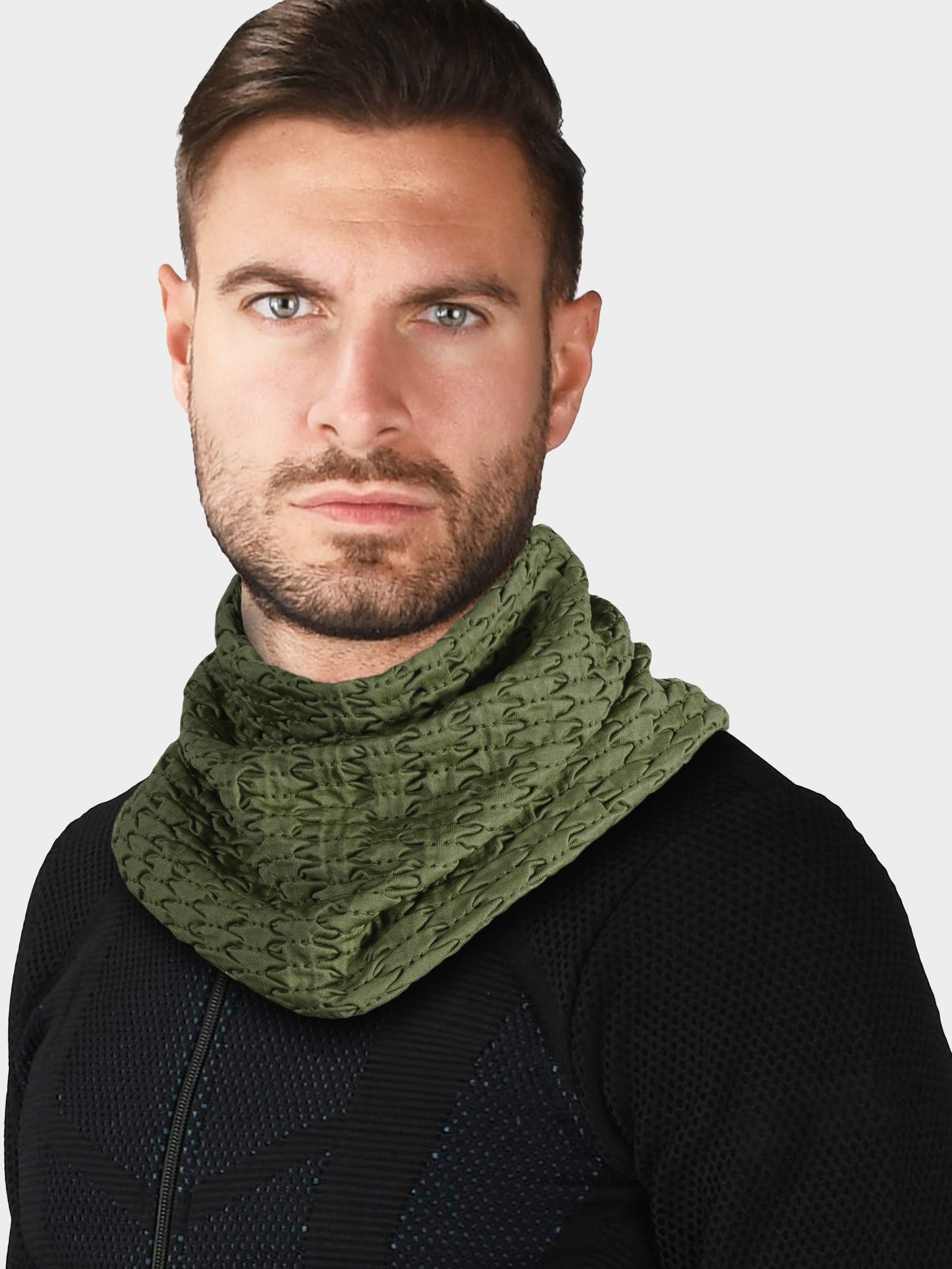 Uomo che indossa scaldacollo colore verde militare