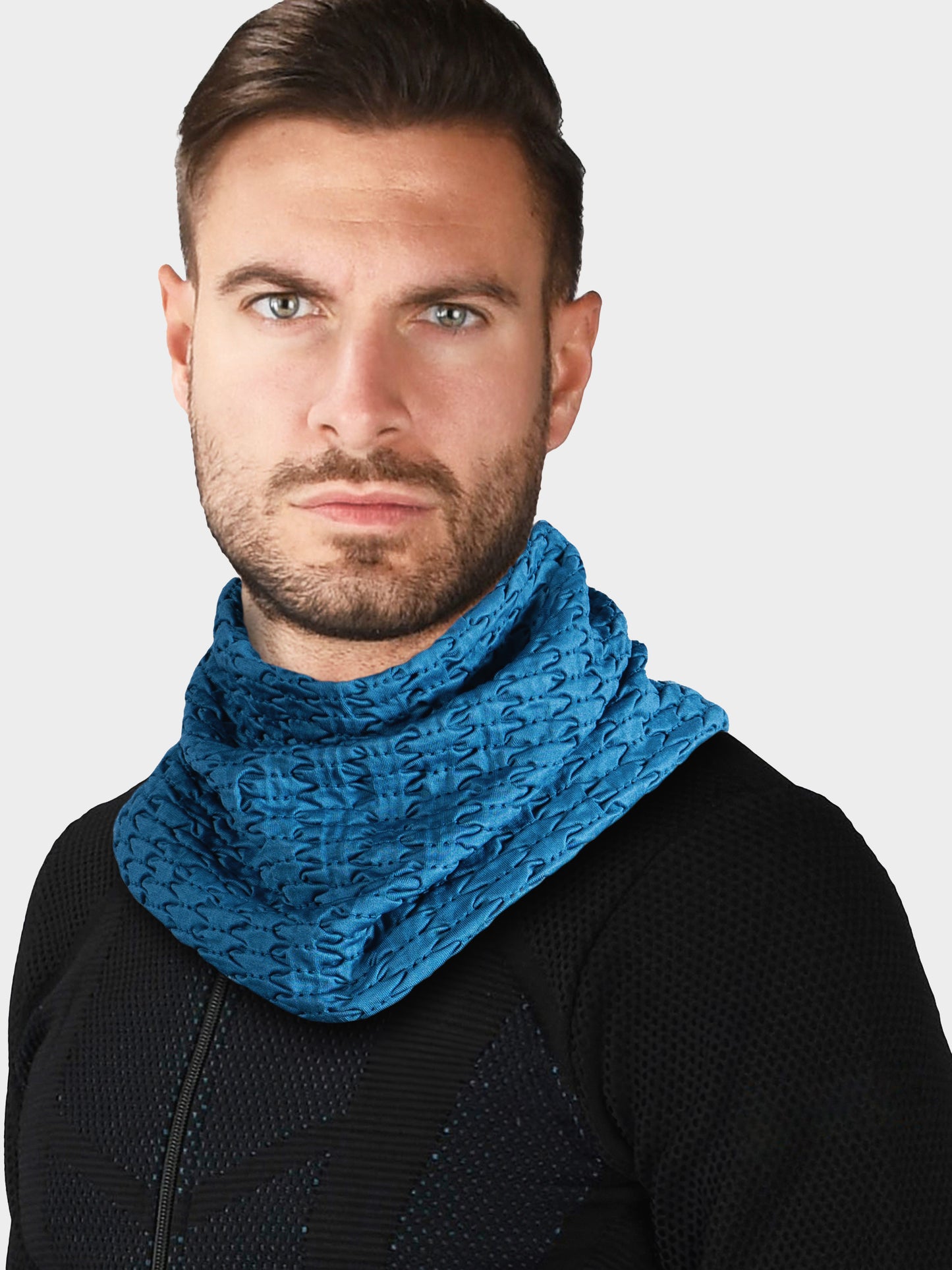 Uomo che indossa scaldacollo colore teal